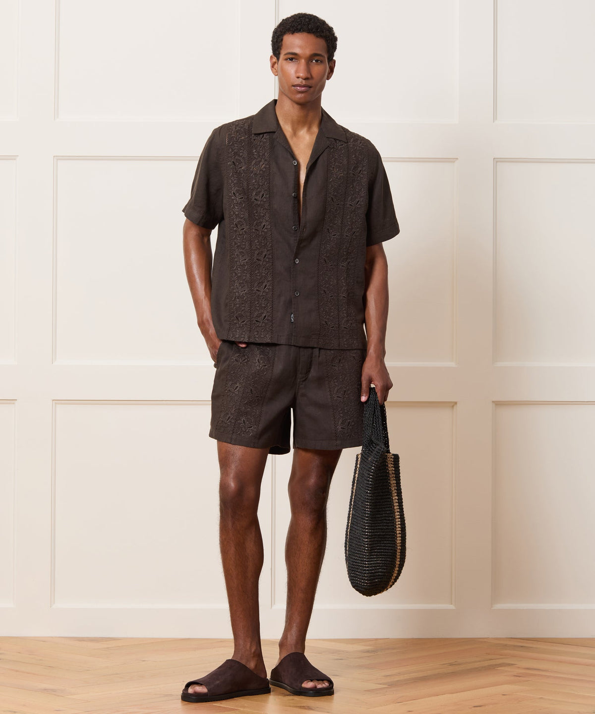 Todd Snyder 5" Embroidered Linen Beachcomber Short - Caviar